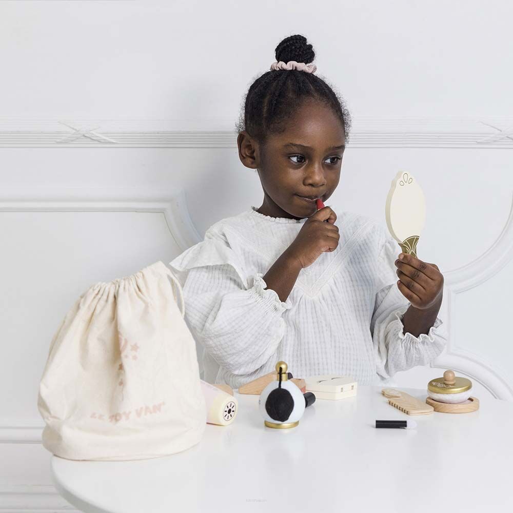 Zestaw drewnianych kosmetyków w woreczku