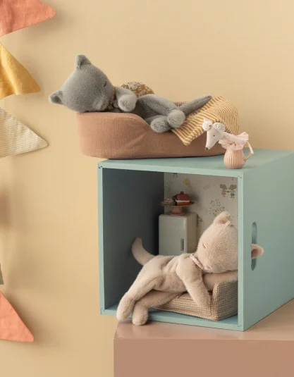 kotek Maileg Maileg kitten Maileg kotek przytulanka Sleeping Kitten Maileg Maileg sleeping kitten pluszowy kotek Maileg miękki kotek przytulanka kotek przytulanka dla dziecka maskotka kotek dla dziecka Maileg plush kitten śpiący kotek maskotka pluszak kotek dla niemowlaka przytulanka kotek 0+ Maileg zabawki dla dzieci skandynawska przytulanka dla dziecka