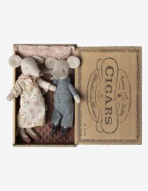 myszki Maileg babcia i dziadek Maileg grandma and grandpa mice zestaw myszek Maileg myszki Maileg w pudełku po cygarach Maileg cigarbox mice Maileg grandma grandpa mice set Maileg mice collection Maileg myszki przytulanki Maileg zabawki dla dzieci skandynawskie zabawki dla dzieci Maileg mouse toy set Maileg myszki 17 cm