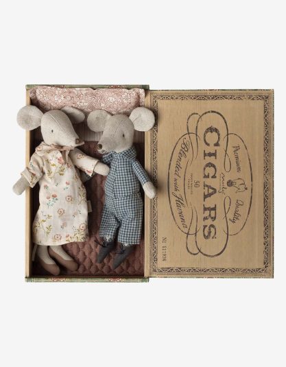 myszki Maileg babcia i dziadek Maileg grandma and grandpa mice zestaw myszek Maileg myszki Maileg w pudełku po cygarach Maileg cigarbox mice Maileg grandma grandpa mice set Maileg mice collection Maileg myszki przytulanki Maileg zabawki dla dzieci skandynawskie zabawki dla dzieci Maileg mouse toy set Maileg myszki 17 cm