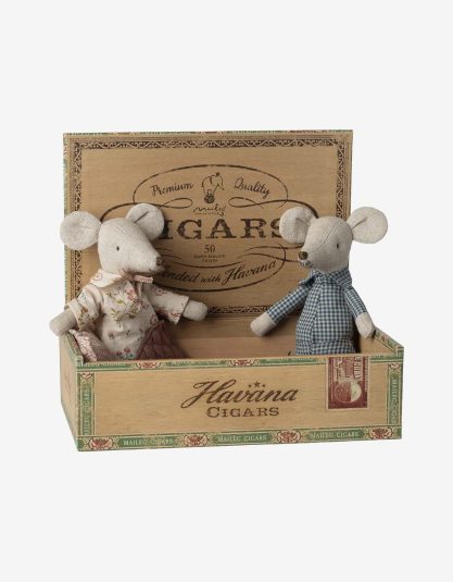 myszki Maileg babcia i dziadek Maileg grandma and grandpa mice zestaw myszek Maileg myszki Maileg w pudełku po cygarach Maileg cigarbox mice Maileg grandma grandpa mice set Maileg mice collection Maileg myszki przytulanki Maileg zabawki dla dzieci skandynawskie zabawki dla dzieci Maileg mouse toy set Maileg myszki 17 cm