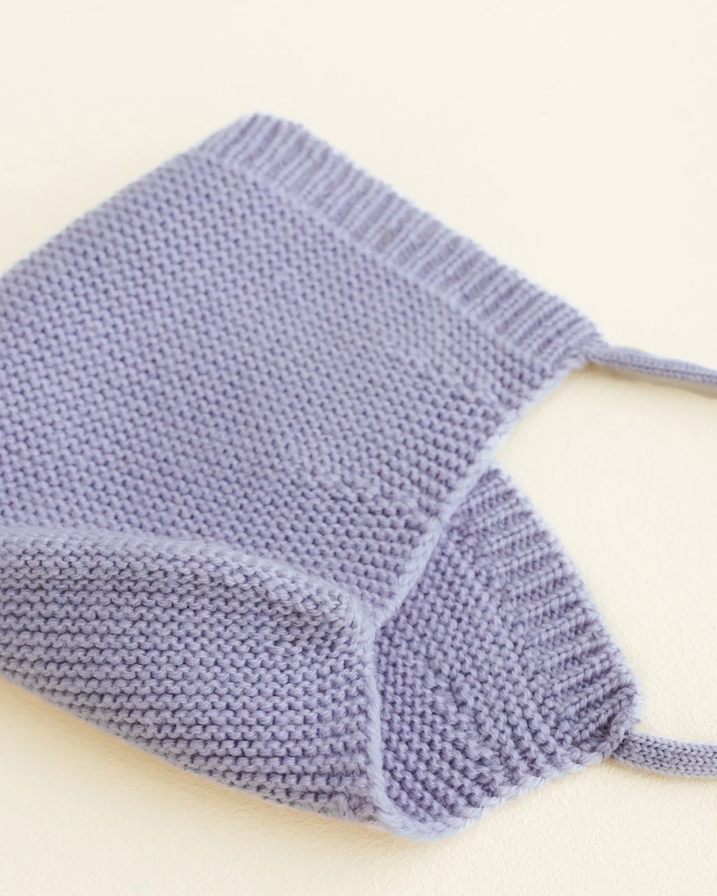 Czapka bonetCzapka bonetka z wełny merino Dolly Lilac Hvid Czapka dla niemowląt merino Miękka czapka dla noworodków Hvid Czapka dla niemowląt Engelka z wełny merino Dolly Lilac3