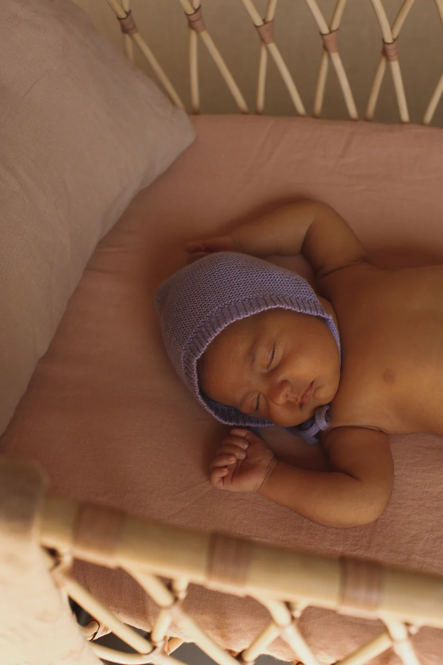 Czapka bonetka z wełny merino Dolly Lilac4 Czapka bonetka z wełny merino Dolly Lilac Hvid Czapka dla niemowląt merino Miękka czapka dla noworodków Hvid Czapka dla niemowląt Engel