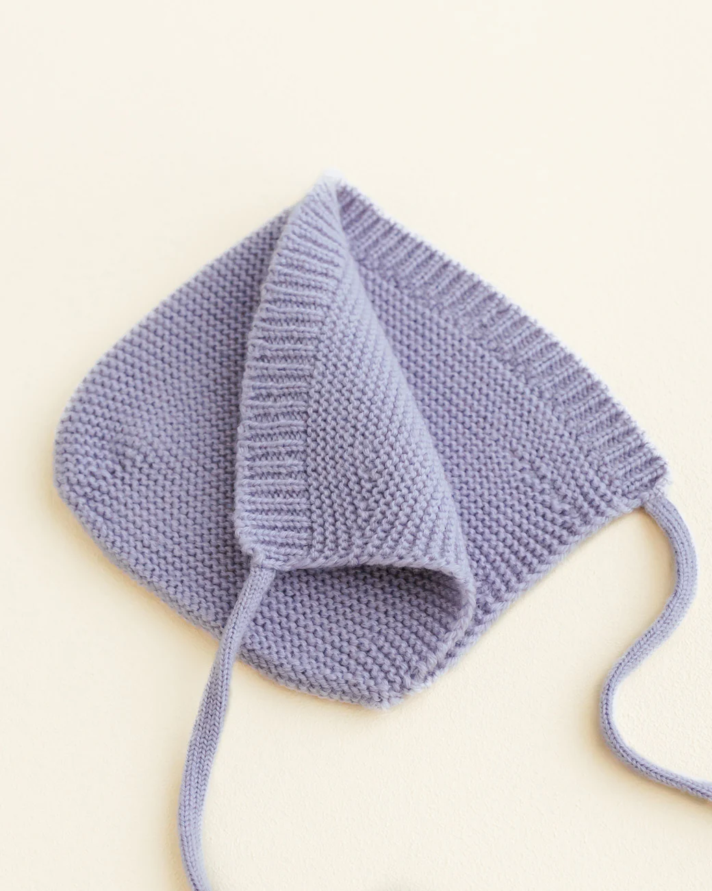 Czapka bonetka z wełny merino Dolly Lilac6 Czapka bonetka z wełny merino Dolly Lilac Hvid Czapka dla niemowląt merino Miękka czapka dla noworodków Hvid Czapka dla niemowląt Engel