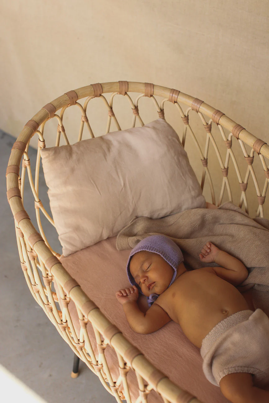 Czapka bonetka z wełny merino Dolly Lilac9 Czapka bonetka z wełny merino Dolly Lilac Hvid Czapka dla niemowląt merino Miękka czapka dla noworodków Hvid Czapka dla niemowląt Engel