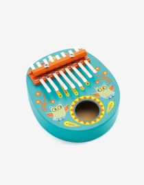 Kalimba brzmieniowo przypomina pozytywkę, ma delikatny i relaksujący dźwięk.