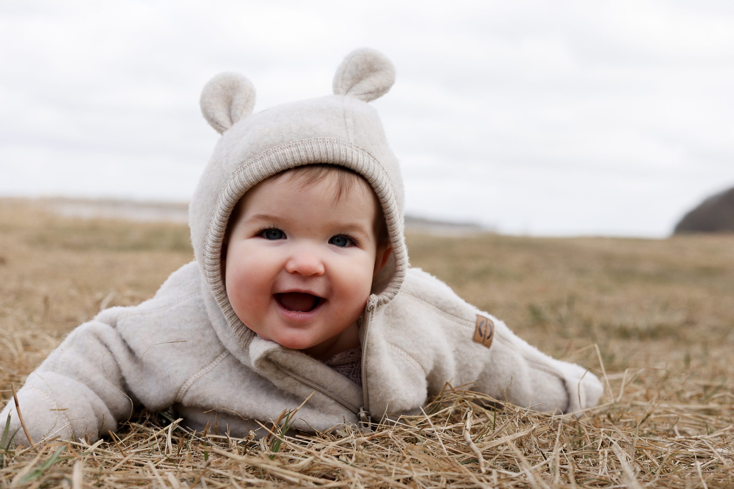 50041 - Wool Baby suit w ears - Melange Offwhite - Extra 12 kombinezon merino, kombinezon z uszami misia dla niemowląt, kombinezon dla dzieci biały merino, wełna merynosów dla dzieci, 100% wełna merino Hello Berry, Mikk Line kombinezon merino