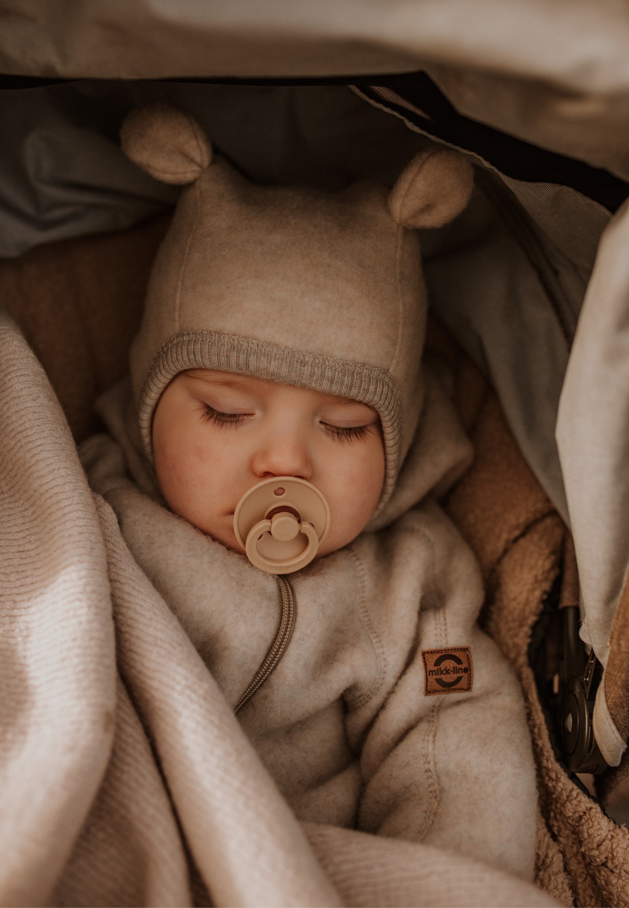 50041 - Wool Baby suit w ears - Melange Offwhite - Extra 9 Kombinezon z uszami misia z wełny merino Off white Mikk-line Kombinezon niemowlęcy merino softwool Hello Berry