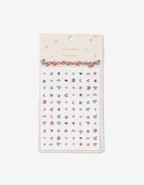 Zestaw naklejek do paznokci od Konges Sløjd to wspaniała propozycja dla małych miłośników kreatywnych zabaw. Naklejki w uroczych, kolorowych wzorach pozwalają na łatwe ozdabianie paznokci, rozwijając wyobraźnię i zdolności manualne. Delikatne i bezpieczne dla dzieci, są łatwe w aplikacji i usuwaniu, co czyni je idealnym dodatkiem do zabawy w stylizację.