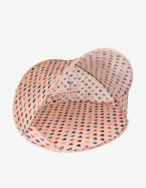 Duży i lekki namiot plażowy z kolekcji Konges Sløjd. Zapewnia skuteczną ochronę przed słońcem dzięki filtrowi UV 50+ – idealny na plażę, piknik lub wakacyjny wyjazd. Konstrukcja pop-up umożliwia szybkie rozłożenie, a po złożeniu namiot zajmuje niewiele miejsca. W zestawie kod QR z instrukcją składania. Wymiary: 125 × 115 × 105 cm Dla dzieci od 12. miesiąca życia