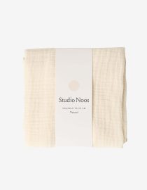 Klasyczna pieluszka muślinowa od Studio Noos w ciepłym, kremowym odcieniu. Wykonana z miękkiej,