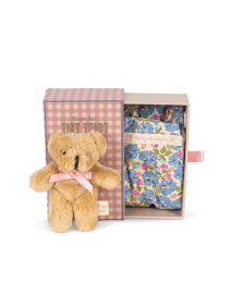 Maleńki, miękki miś z różową kokardką, schowany w uroczym pudełku, które po wysunięciu zamienia się w łóżeczko z kwiecistą pościelą – w środku znajdziesz też poduszkę i kocyk.