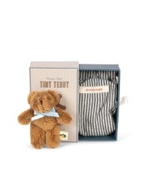 Miś w pudełku Milo Tiny Teddy | Brown Maleńki, miękki miś z niebieską kokardką, zapakowany w urocze pudełko, które po wysunięciu zamienia się w łóżeczko z poduszką i kocykiem. Idealny do zabawy, w podróż lub na prezent.