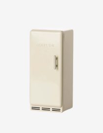 Maileg – Retro lodówka dla myszek Off White Metalowa lodówka w stylu retro idealnie pasuje do domku Mouse Hole Farmhouse. W środku znajdują się miniaturowe smakołyki – ser, kiełbaska i lody – które dodają zabawie jeszcze więcej realizmu i radości. Wymiary: 14 × 6 × 5,5 cm Wiek: 3+