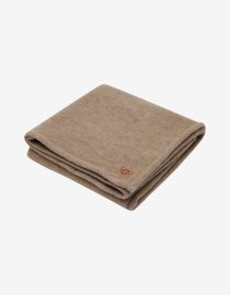 Miękki kocyk z wełny merino Mikk-Line z uroczymi uszami w rogu. hello berry