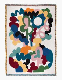 Barwny, pełen energii koc zaprojektowany przez szwedzkiego ilustratora Micke Lindebergha, mieszkającego w Sydney. Jego charakterystyczny styl to zabawa kolorem, formą i rytmem – przypomina rozkwitający ogród widziany przez pryzmat wyobraźni. Tkany w USA na krosnach żakardowych z bawełny z recyklingu – miękki, lekki i wyjątkowo przyjemny w dotyku. Idealny na sofę, łóżko, do ogrodu lub na ścianę – wnosi do wnętrza luz i pogodę ducha. Materiał: 100% bawełna (25% z recyklingu) Wymiary: 137 × 178 cm Wyprodukowano w USA