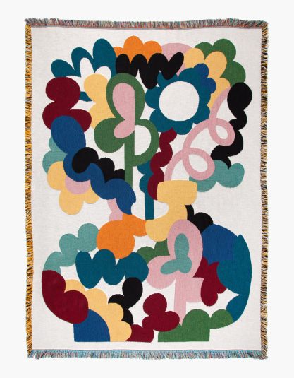 Barwny, pełen energii koc zaprojektowany przez szwedzkiego ilustratora Micke Lindebergha, mieszkającego w Sydney. Jego charakterystyczny styl to zabawa kolorem, formą i rytmem – przypomina rozkwitający ogród widziany przez pryzmat wyobraźni. Tkany w USA na krosnach żakardowych z bawełny z recyklingu – miękki, lekki i wyjątkowo przyjemny w dotyku. Idealny na sofę, łóżko, do ogrodu lub na ścianę – wnosi do wnętrza luz i pogodę ducha. Materiał: 100% bawełna (25% z recyklingu) Wymiary: 137 × 178 cm Wyprodukowano w USA