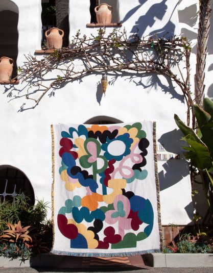 Barwny, pełen energii koc zaprojektowany przez szwedzkiego ilustratora Micke Lindebergha, mieszkającego w Sydney. Jego charakterystyczny styl to zabawa kolorem, formą i rytmem – przypomina rozkwitający ogród widziany przez pryzmat wyobraźni. Tkany w USA na krosnach żakardowych z bawełny z recyklingu – miękki, lekki i wyjątkowo przyjemny w dotyku. Idealny na sofę, łóżko, do ogrodu lub na ścianę – wnosi do wnętrza luz i pogodę ducha. Materiał: 100% bawełna (25% z recyklingu) Wymiary: 137 × 178 cm Wyprodukowano w USA
