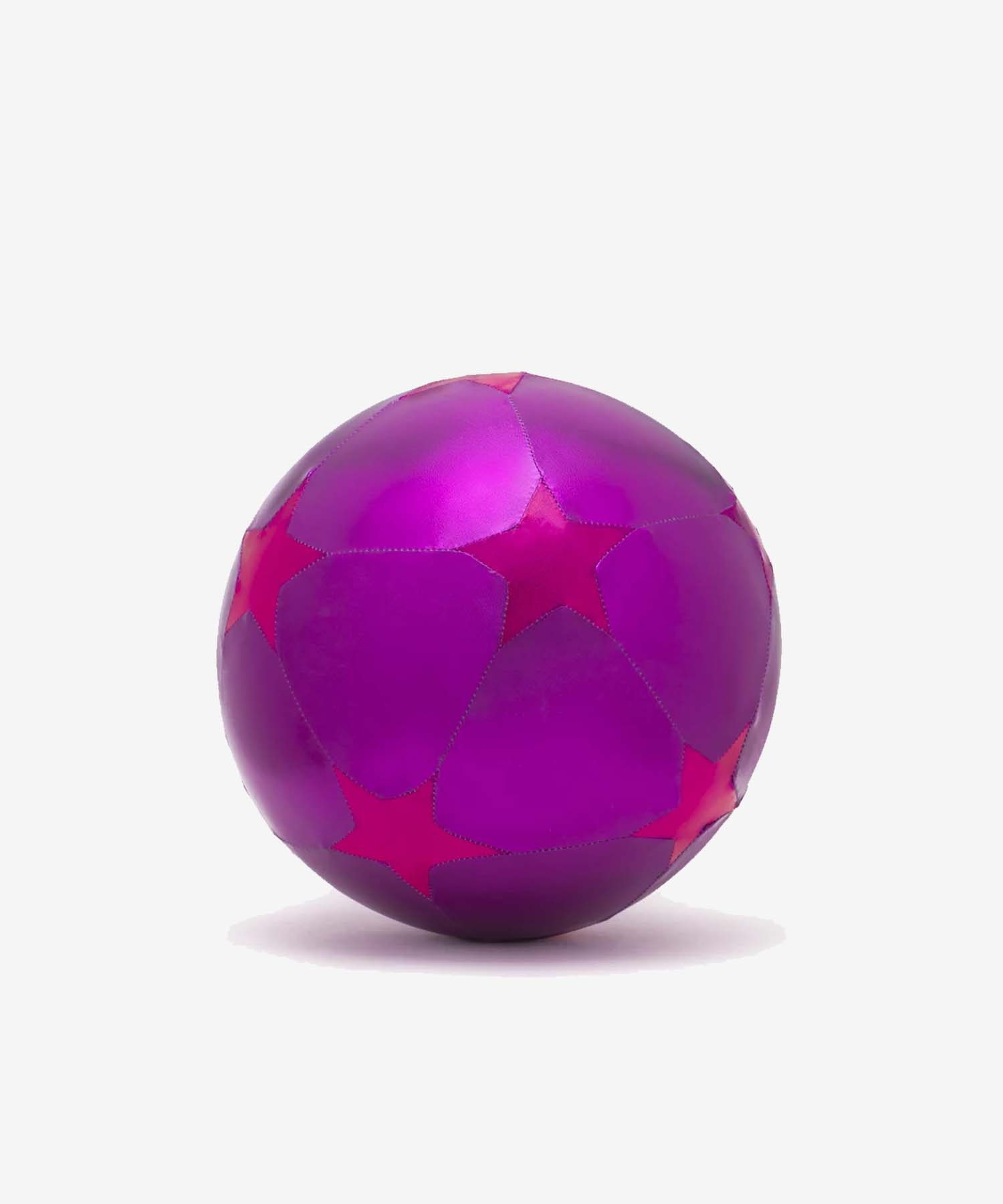 helloberry.pl ratatam The Fabric Star Balloon 30 cm – Purple Miękka, błyszcząca piłka w odcieniach fioletu z delikatnymi gwiazdkami, która od razu przyciąga wzrok. Lekka, sprężysta i przyjemna w dotyku – idealna do zabawy w domu i na zewnątrz. Dzieci uwielbiają ją za połysk i miękkość, a bezpieczne materiały sprawiają, że nadaje się również dla młodszych. Po napompowaniu ma ok. 30 cm średnicy i wprowadza do zabawy odrobinę koloru i magii.