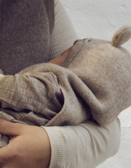 Kominiarka merino z uszami misia Woolly | Balsam Melange musli by green cotton hello berry
