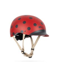 Kask rowerowy Ladybug Kask rowerowy dla dzieci od Konges Sløjd w uroczy wzór biedronki. Ma regulację rozmiaru z łatwym uchwytem, daszek chroniący przed słońcem i lekką konstrukcję z otworami wentylacyjnymi. Wewnątrz znajduje się miękka, wyjmowana wyściółka zapewniająca komfort noszenia. Idealny dla małych rowerzystów, użytkowników hulajnóg, deskorolek i rolek. Rozmiar S/M: 47–51 cm Rozmiar M/L: 51–55 cm