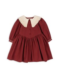 Sukienka bawełniana z kołnierzykiem Coeur – Red Dahlia Klasyczna sukienka z organicznej bawełny z dużym kołnierzykiem wykończonym delikatną koronką. Model o rozkloszowanym kroju z bufkami przy rękawach, ozdobnymi guziczkami z tkaniny i wiązaniem z tyłu na kokardę, które pozwala dopasować talię. Utrzymana w głębokim odcieniu czerwieni, idealna na świąteczne dni i rodzinne uroczystości.