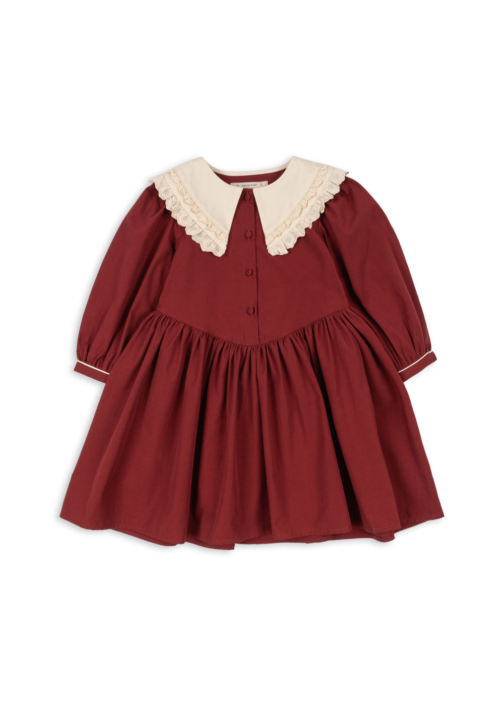 pack_ks104266-s10016_1 Sukienka bawełniana z kołnierzykiem Coeur – Red Dahlia Klasyczna sukienka z organicznej bawełny z dużym kołnierzykiem wykończonym delikatną koronką. Model o rozkloszowanym kroju z bufkami przy rękawach, ozdobnymi guziczkami z tkaniny i wiązaniem z tyłu na kokardę, które pozwala dopasować talię. Utrzymana w głębokim odcieniu czerwieni, idealna na świąteczne dni i rodzinne uroczystości.