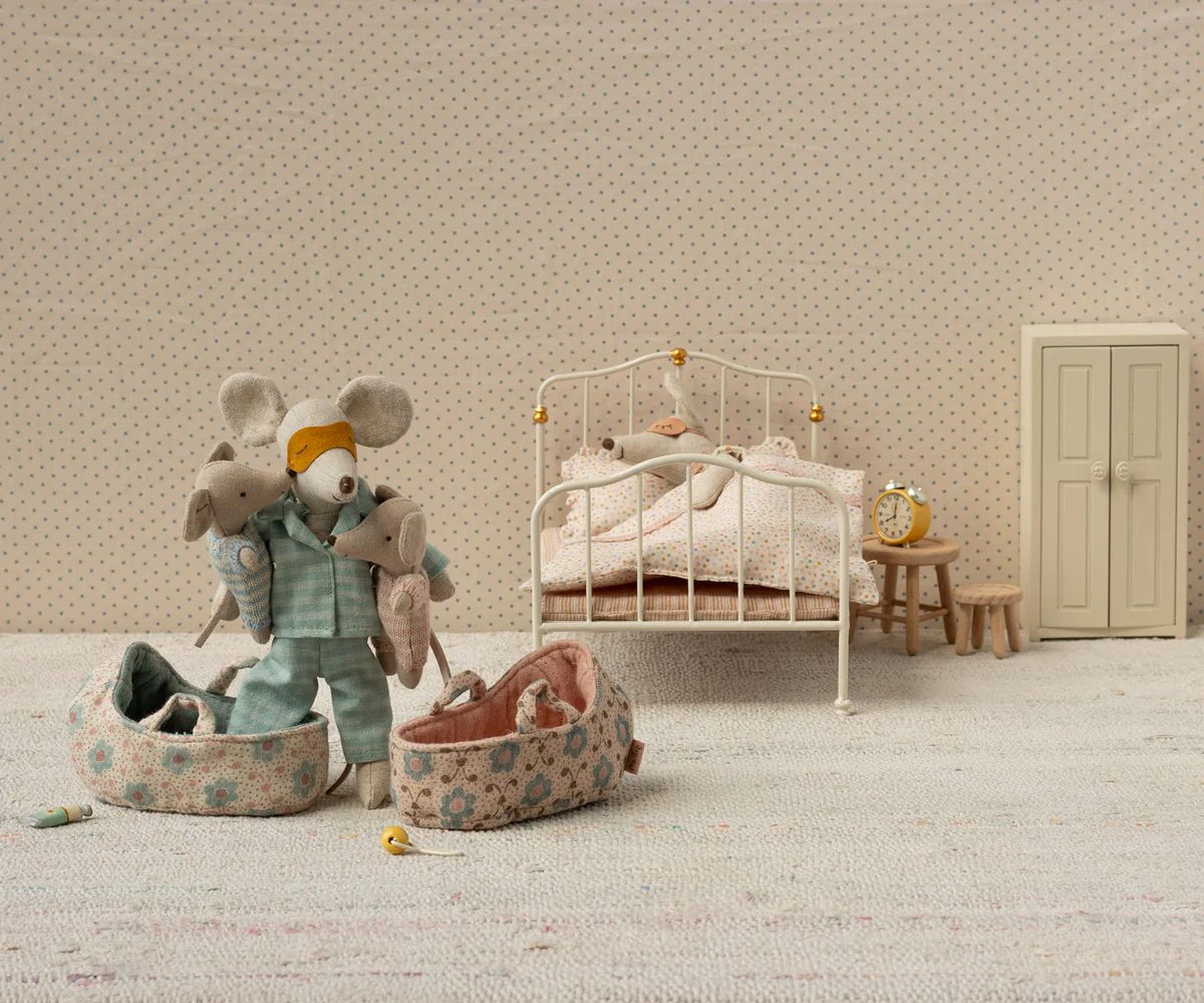 Baby mouse in carry cot - Rose Baby mouse in carry cot - Rose