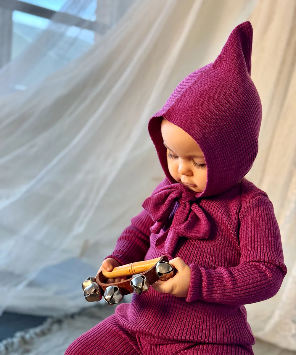 Czapeczka merino wiązana Tegan Bonnet | Violet MABLI HELLO BERRY HVID Czapeczka merino wiązana Tegan Bonnet | Violet MABLI HELLO BERRY HVID