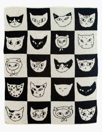 Cat Bingo Mini Blanket – dzianinowy kocyk dziecięcy Kocyk zaprojektowany przez Enikő Katalin Eged, ilustratorkę z Budapesztu, która tworzy grafiki pełne humoru i subtelności. Czarnobiałe „kocie bingo” to lekki, zabawny wzór, który pasuje do każdego dziecięcego pokoiku. Dzianinowy, miękki i wykonany w USA z ekologicznej bawełny z recyklingu. Idealny do drzemek, do wózka, na wyjazdy — trwały i przyjemny w codziennym użyciu
