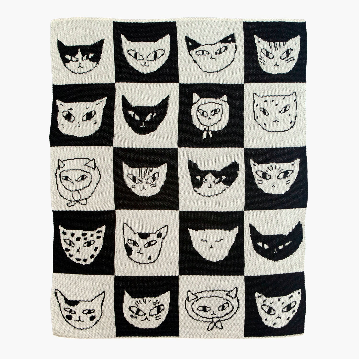 Enikő Katalin Eged Cat Bingo Mini Blanket2 Cat Bingo Mini Blanket – dzianinowy kocyk dziecięcy Kocyk zaprojektowany przez Enikő Katalin Eged, ilustratorkę z Budapesztu, która tworzy grafiki pełne humoru i subtelności. Czarnobiałe „kocie bingo” to lekki, zabawny wzór, który pasuje do każdego dziecięcego pokoiku. Dzianinowy, miękki i wykonany w USA z ekologicznej bawełny z recyklingu. Idealny do drzemek, do wózka, na wyjazdy — trwały i przyjemny w codziennym użyciu