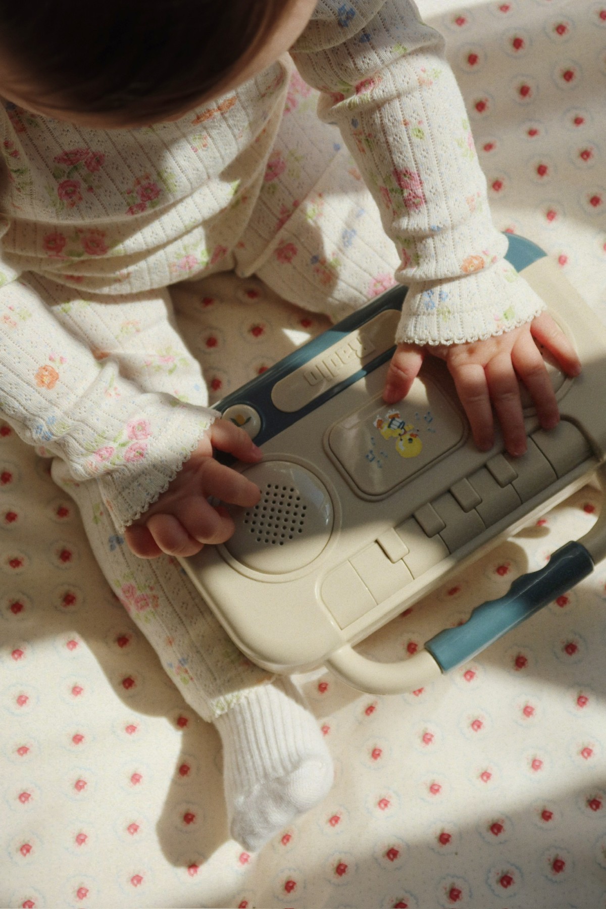 mood_ks104654-p30075_ks105005-p05209_ks104656-s45064_1 trendy zabawki dla dzieci Hello Berry, Baby Boombox Konges Sløjd Hello Berry, radio zabawka dla niemowlaka, radio muzyczne dla dzieci, zabawka muzyczna od 12 miesięcy, boombox dla malucha, zabawki wspierające rozwój motoryki, sensoryczne zabawki muzyczne, prezent dla roczniaka Hello Berry, Konges Sløjd muzyczne radio, zabawki grające dla dzieci, retro zabawki muzyczne, interaktywne zabawki dla niemowląt, zabawka na podróż dla dziecka, muzyczny prezent dla dziecka, zabawka edukacyjna 12m+, Hello Berry sklep z zabawkam