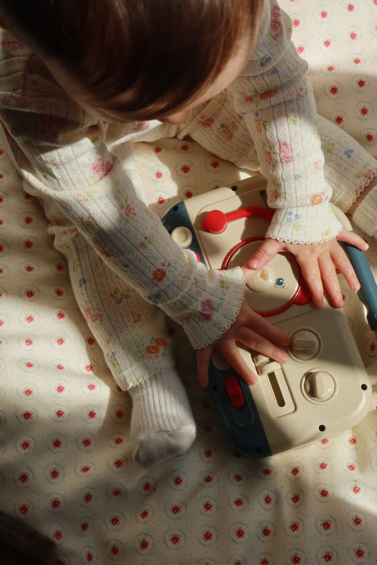 mood_ks104656-s45064_ks105005-p00112_ks104654-p30075_1 trendy zabawki dla dzieci Hello Berry, Baby Boombox Konges Sløjd Hello Berry, radio zabawka dla niemowlaka, radio muzyczne dla dzieci, zabawka muzyczna od 12 miesięcy, boombox dla malucha, zabawki wspierające rozwój motoryki, sensoryczne zabawki muzyczne, prezent dla roczniaka Hello Berry, Konges Sløjd muzyczne radio, zabawki grające dla dzieci, retro zabawki muzyczne, interaktywne zabawki dla niemowląt, zabawka na podróż dla dziecka, muzyczny prezent dla dziecka, zabawka edukacyjna 12m+, Hello Berry sklep z zabawkam