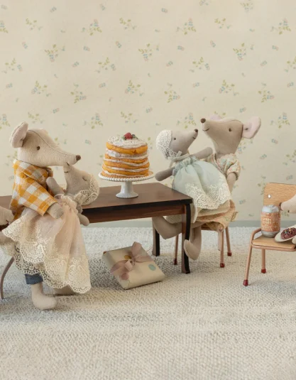 maileg baby mouse mint myszka Maileg w sukience maileg baby mouse dress myszka z czepkiem Maileg maileg myszki kolekcja myszka do domku dla lalek Maileg maileg zabawki dla dzieci prezent dla dziecka Maileg myszka w koronkowej sukience zabawki w stylu skandynawskim Hello Berry Maileg