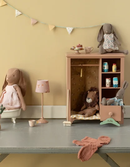 Bunny, Size 3 - Chocolate brown - Dress and shoes Hello Berry królik Maileg size 3 maileg bunny size 3 królik Maileg chocolate brown duży królik Maileg 42 cm królik Maileg w sukience maileg bunny dress and shoes królik z lnu Maileg maileg królik zabawka maileg bunny duży królik do przytulania Maileg prezent dla dziecka Maileg maileg kolekcja bunny zabawki w stylu skandynawskim Hello Berry Maileg