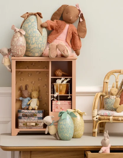 Easter egg, Small - Dusty blue Hello Berry metalowe jajko dekoracyjne jajko z kokardą Maileg jajko Maileg dusty blue jajko ozdobne na prezent dekoracja wiosenna do domu pojemnik na drobne upominki jajko z metalu dla dzieci ozdoba w stylu skandynawskim małe pudełko na słodycze dekoracja stołu wiosennego jajko kolekcjonerskie Maileg prezent wielkanocny dla dziecka Maileg dekoracje dziecięce Hello Berry dekoracje wiosenne naturalne dekoracje do domu