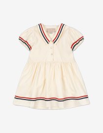 sukienka dziewczęca z kołnierzykiem sukienka marynarska dla dziewczynki sukienka dziecięca bawełna organiczna sukienka dziewczęca GOTS sukienka dziewczęca elegancka letnia sukienka dziewczęca retro sukienka dziewczęca z haftem wisienki sukienka Konges Sløjd dziewczynka sukienka Allie Konges Sløjd sukienka dziewczęca Eggnog sukienka z krótkim rękawem dziewczynka sukienka na lato dla dziewczynki sukienka dziewczęca premium ubranka dziecięce bawełna organiczna sukienka dziewczęca z bufkami sukienka dziewczęca z dużym kołnierzem