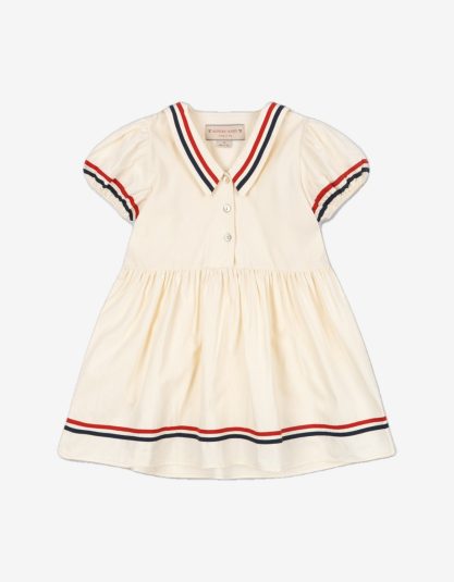 sukienka dziewczęca z kołnierzykiem sukienka marynarska dla dziewczynki sukienka dziecięca bawełna organiczna sukienka dziewczęca GOTS sukienka dziewczęca elegancka letnia sukienka dziewczęca retro sukienka dziewczęca z haftem wisienki sukienka Konges Sløjd dziewczynka sukienka Allie Konges Sløjd sukienka dziewczęca Eggnog sukienka z krótkim rękawem dziewczynka sukienka na lato dla dziewczynki sukienka dziewczęca premium ubranka dziecięce bawełna organiczna sukienka dziewczęca z bufkami sukienka dziewczęca z dużym kołnierzem