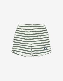 Szorty kąpielowe Asnou – Stripe Verti Klasyczne szorty kąpielowe dla chłopca, zaprojektowane z myślą o swobodnej zabawie w wodzie i na plaży. Lekki, szybkoschnący materiał zapewnia komfort podczas letnich dni. Elastyczna talia z regulacją pozwala na dobre dopasowanie, a boczne rozcięcia zwiększają swobodę ruchów. Wzór w zielone paski nadaje całości świeży, wakacyjny charakter. Materiał 100% poliamid z recyklingu