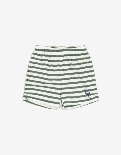 Szorty kąpielowe Asnou – Stripe Verti Klasyczne szorty kąpielowe dla chłopca, zaprojektowane z myślą o swobodnej zabawie w wodzie i na plaży. Lekki, szybkoschnący materiał zapewnia komfort podczas letnich dni. Elastyczna talia z regulacją pozwala na dobre dopasowanie, a boczne rozcięcia zwiększają swobodę ruchów. Wzór w zielone paski nadaje całości świeży, wakacyjny charakter. Materiał 100% poliamid z recyklingu
