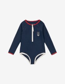 Strój kąpielowy z długim rękawem Laguna – Estate Blue Jednoczęściowy kostium kąpielowy z długim rękawem, zaprojektowany z myślą o dłuższych dniach na słońcu. Wykonany z miękkiej, elastycznej tkaniny, która szybko schnie i zapewnia wygodę podczas zabawy w wodzie. Z przodu zapinany na zamek, co ułatwia zakładanie i zdejmowanie. Klasyczny odcień Estate Blue w połączeniu z kontrastowymi wykończeniami nadaje mu sportowy, ponadczasowy charakter. Materiał 80% poliester z recyklingu, 20% elastan