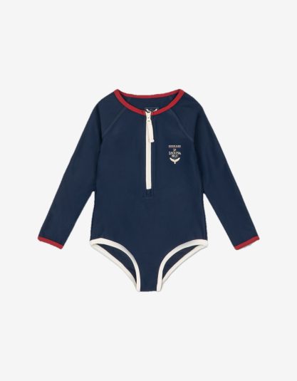 Strój kąpielowy z długim rękawem Laguna – Estate Blue Jednoczęściowy kostium kąpielowy z długim rękawem, zaprojektowany z myślą o dłuższych dniach na słońcu. Wykonany z miękkiej, elastycznej tkaniny, która szybko schnie i zapewnia wygodę podczas zabawy w wodzie. Z przodu zapinany na zamek, co ułatwia zakładanie i zdejmowanie. Klasyczny odcień Estate Blue w połączeniu z kontrastowymi wykończeniami nadaje mu sportowy, ponadczasowy charakter. Materiał 80% poliester z recyklingu, 20% elastan