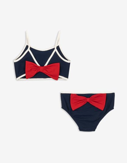 Strój kąpielowy dwuczęściowy Bowie – Navy Dwuczęściowy kostium kąpielowy o prostym, dopracowanym kroju. Wykonany z elastycznego, prążkowanego materiału, który dobrze dopasowuje się do sylwetki i zapewnia komfort podczas zabawy w wodzie.