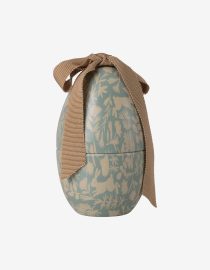 Easter egg, Small - Dusty blue Hello Berry metalowe jajko dekoracyjne jajko z kokardą Maileg jajko Maileg dusty blue jajko ozdobne na prezent dekoracja wiosenna do domu pojemnik na drobne upominki jajko z metalu dla dzieci ozdoba w stylu skandynawskim małe pudełko na słodycze dekoracja stołu wiosennego jajko kolekcjonerskie Maileg prezent wielkanocny dla dziecka Maileg dekoracje dziecięce Hello Berry dekoracje wiosenne naturalne dekoracje do domu