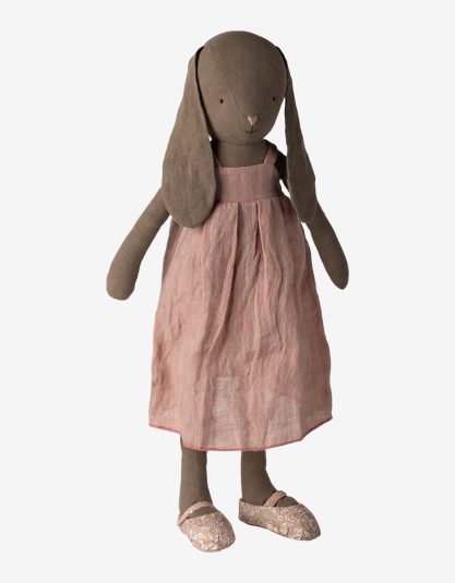 Bunny, Size 4 - Brown - Dress and shoes Hello Berry króliczek Maileg duży lniany króliczek dla dziecka królik przytulanka 52 cm Maileg bunny size 4 brown duża przytulanka królik naturalna króliczek w sukience zabawka prezent dla dziecka króliczek przytulanka len naturalne materiały królik Maileg dziewczynka