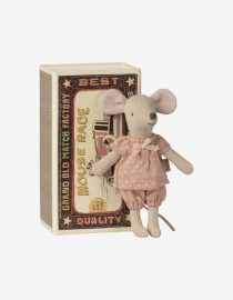 myszka Maileg big sister myszka w pudełku Maileg myszka w piżamie Maileg maileg myszka starsza siostra myszka w zapałkach Maileg zabawka Maileg myszka maileg mouse big sister myszka do domku dla lalek Maileg maileg zabawki dla dzieci myszka z magnesami Maileg prezent dla dziecka Maileg myszka do zabawy i spania maileg myszki kolekcja zabawki w stylu skandynawskim Hello Berry Maileg