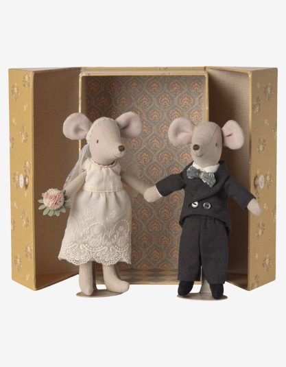 myszki ślubne Maileg maileg wedding mice myszki w pudełku Maileg maileg mum and dad mice myszki panna młoda pan młody maileg wedding set myszki w szafie Maileg zabawka Maileg myszki prezent ślubny Maileg maileg kolekcja myszek zabawki w stylu skandynawskim Hello Berry Maileg