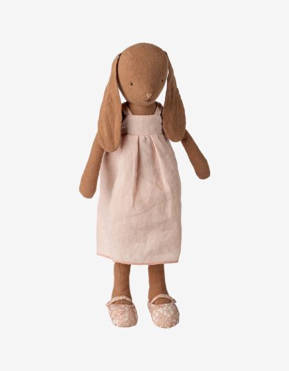 Bunny, Size 3 - Chocolate brown - Dress and shoes Hello Berry królik Maileg size 3 maileg bunny size 3 królik Maileg chocolate brown duży królik Maileg 42 cm królik Maileg w sukience maileg bunny dress and shoes królik z lnu Maileg maileg królik zabawka maileg bunny duży królik do przytulania Maileg prezent dla dziecka Maileg maileg kolekcja bunny zabawki w stylu skandynawskim Hello Berry Maileg