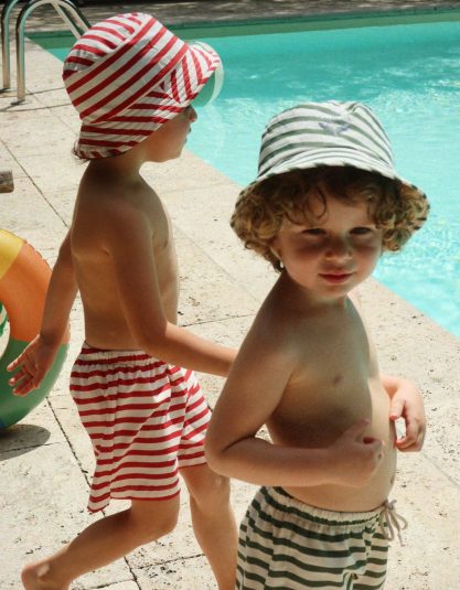 Szorty kąpielowe Asnou – Stripe Verti Klasyczne szorty kąpielowe dla chłopca, zaprojektowane z myślą o swobodnej zabawie w wodzie i na plaży. Lekki, szybkoschnący materiał zapewnia komfort podczas letnich dni. Elastyczna talia z regulacją pozwala na dobre dopasowanie, a boczne rozcięcia zwiększają swobodę ruchów. Wzór w zielone paski nadaje całości świeży, wakacyjny charakter. Materiał 100% poliamid z recyklingu