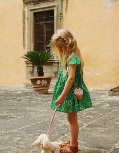 sukienka dziewczęca bawełna organiczna sukienka letnia dziewczynka bawełniana sukienka dziewczęca GOTS sukienka dziecięca przewiewna bawełna sukienka dziewczęca w kwiatki zielona sukienka dziewczęca sukienka dziewczęca smock sukienka z marszczeniem dziewczynka sukienka Konges Sløjd dziewczynka sukienka Cami Smock Konges Sløjd